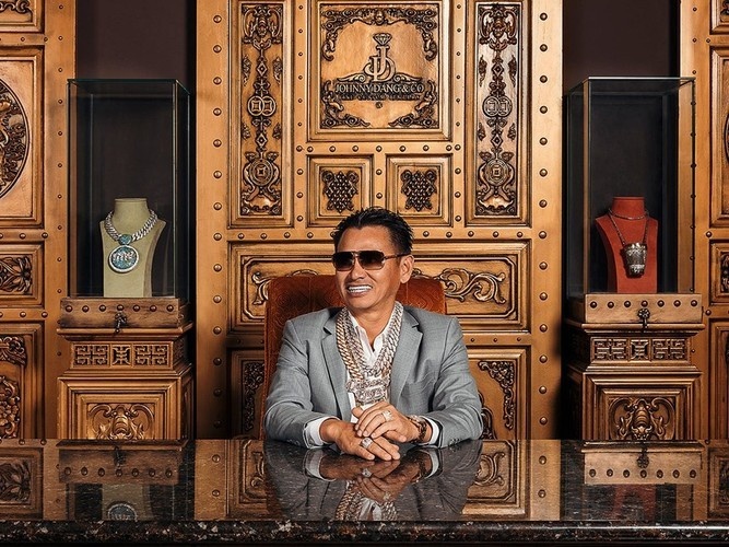 Thế nhưng đến cuối tháng 11, đầu tháng 12 năm ngoái, hiện tượng mạng Khoa Pug và Johnny Đặng trở thành 2 từ khóa được tìm kiếm nhiều trên mạng xã hội. Nguyên nhân là bởi nam "Youtuber giàu nhất Việt Nam" bất ngờ đăng đàn tố "đàn anh mới quen lừa 34 tỷ".