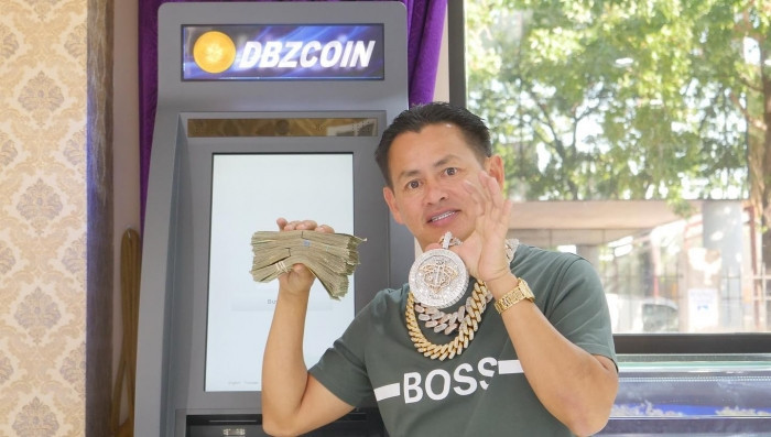 "Mới thấy chú ở quán này xong, ngoài đời vui vẻ lắm", "Rất vui khi được gặp anh ở sân bay", "Về Việt Nam không thấy đeo nhiều vàng với kim cương nữa nhỉ", "Giản dị quá chú ơi, nhìn không quen",.... là những bình luận dưới bài đăng.