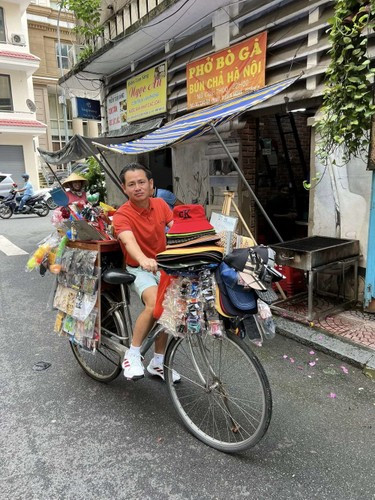 Bởi trước đó, mỗi lần xuất hiện, Johnny Đặng đều gây ấn tượng khi khoác hàng hiệu, đeo nhiều trang sức, đá quý trên người. Thậm chí nhiều người cũng chia sẻ đã gặp và chụp hình cùng khi bắt gặp anh trên đường phố, sân bay.