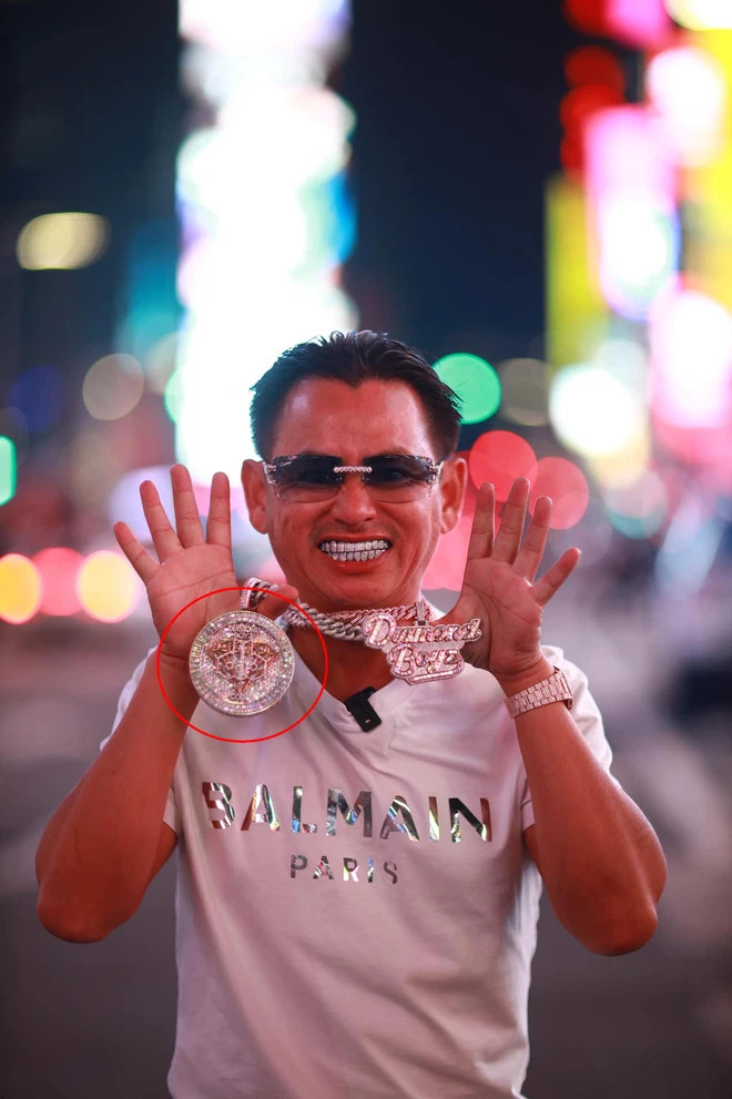 Trước đó, trong một nhóm fan riêng tư, Johnny Đặng đã có bài viết thông báo về Việt Nam. Anh cũng xuất hiện tại biệt thự của “ông bầu” Vũ Khắc Tiệp.