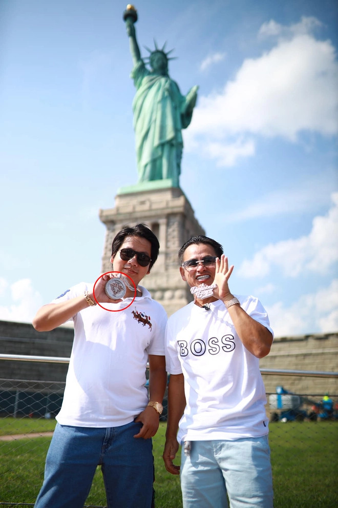 " Ông vua kim hoàn" Johnny Đặng là một trong những doanh nhân người Việt nổi tiếng trên đất Mỹ trong lĩnh vực làm đẹp bằng phụ kiện. Tên tuổi của anh được nhắc tới nhiều hơn khi có mối quan hệ thân thiết với Khoa Pug.