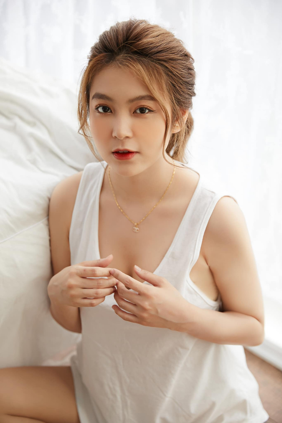 Bên cạnh những bức ảnh nghiêm chỉnh trong bộ áo dài đứng lớp, cô giáo Trần Trân còn gây ấn tượng với những bộ hình “thiếu vải” để khoe triệt để vóc dáng trời ban.