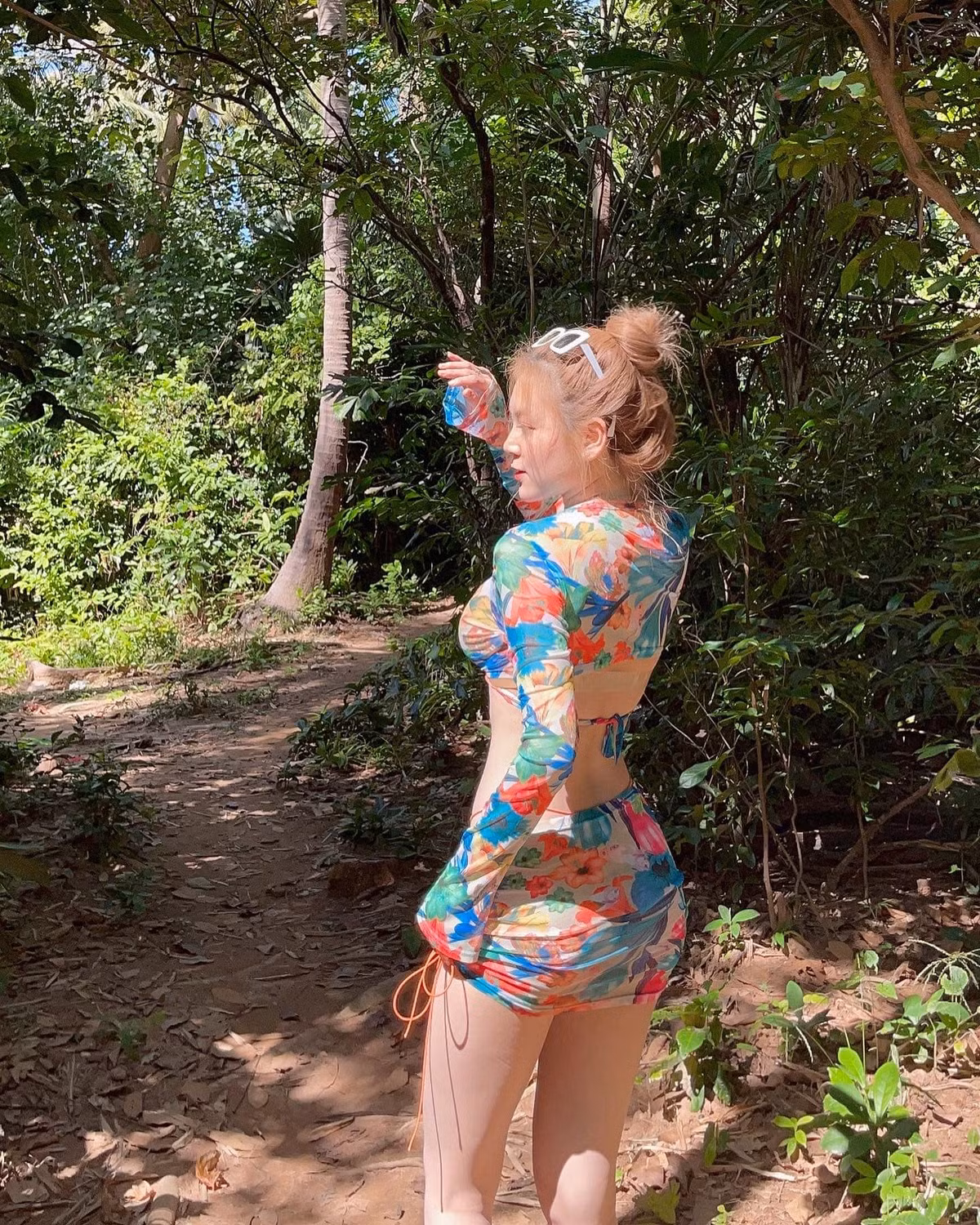 Trân Trần (tên thật là Trần Nam Trân, sinh năm 1996) là " cô giáo nóng bỏng nhất Việt Nam" cách đây khoảng 3 năm với hàng trăm người theo dõi trên Facebook.