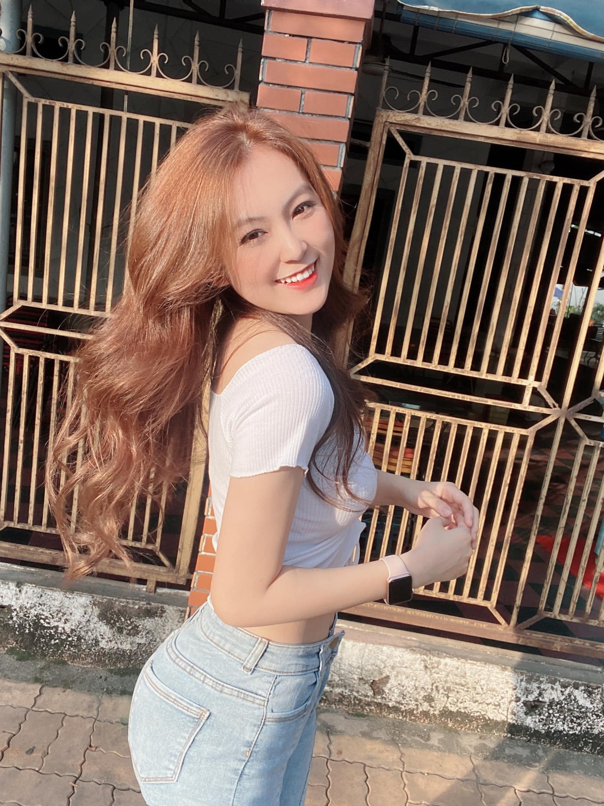 Sở dĩ cô giáo hot girl Trần Trân có sức hút mạnh mẽ trên MXH vậy là nhờ sở hữu thân hình siêu quyến rũ với số đo 3 vòng 83-58-92.