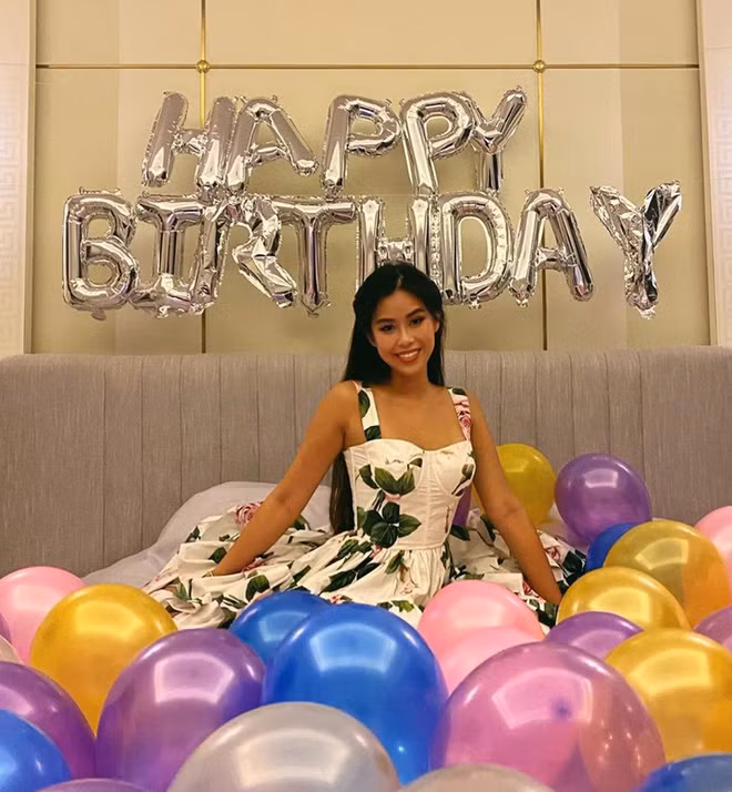 Tiên Nguyễn sinh năm 1997, tức là đã tròn 24 tuổi và bước sang tuổi thứ 25. Tuy nhiên có một chi tiết khá hài hước là một chiếc bánh kem của cô nàng lại là con số 23.