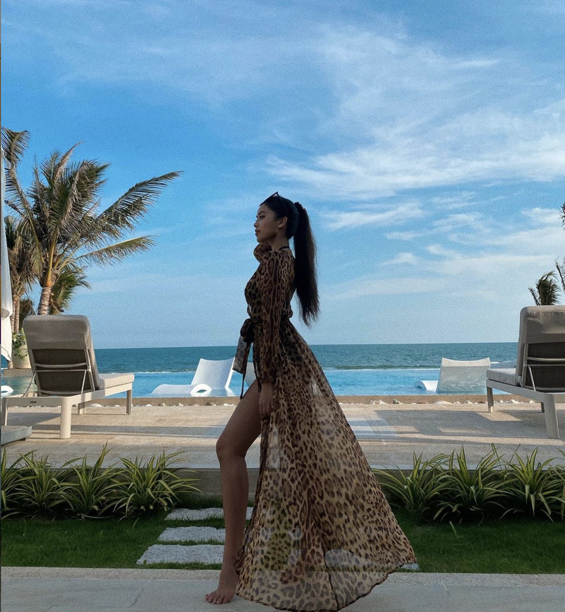 Cụ thể, trên dòng story của mình, Tiên Nguyễn có viết: "I actually turned 25 but grandma thought I’m forever a baby to them" (Tạm dịch: Tôi thực sự đã bước sang tuổi 25 nhưng bà luôn nghĩ rằng tôi mãi mãi là một em bé).