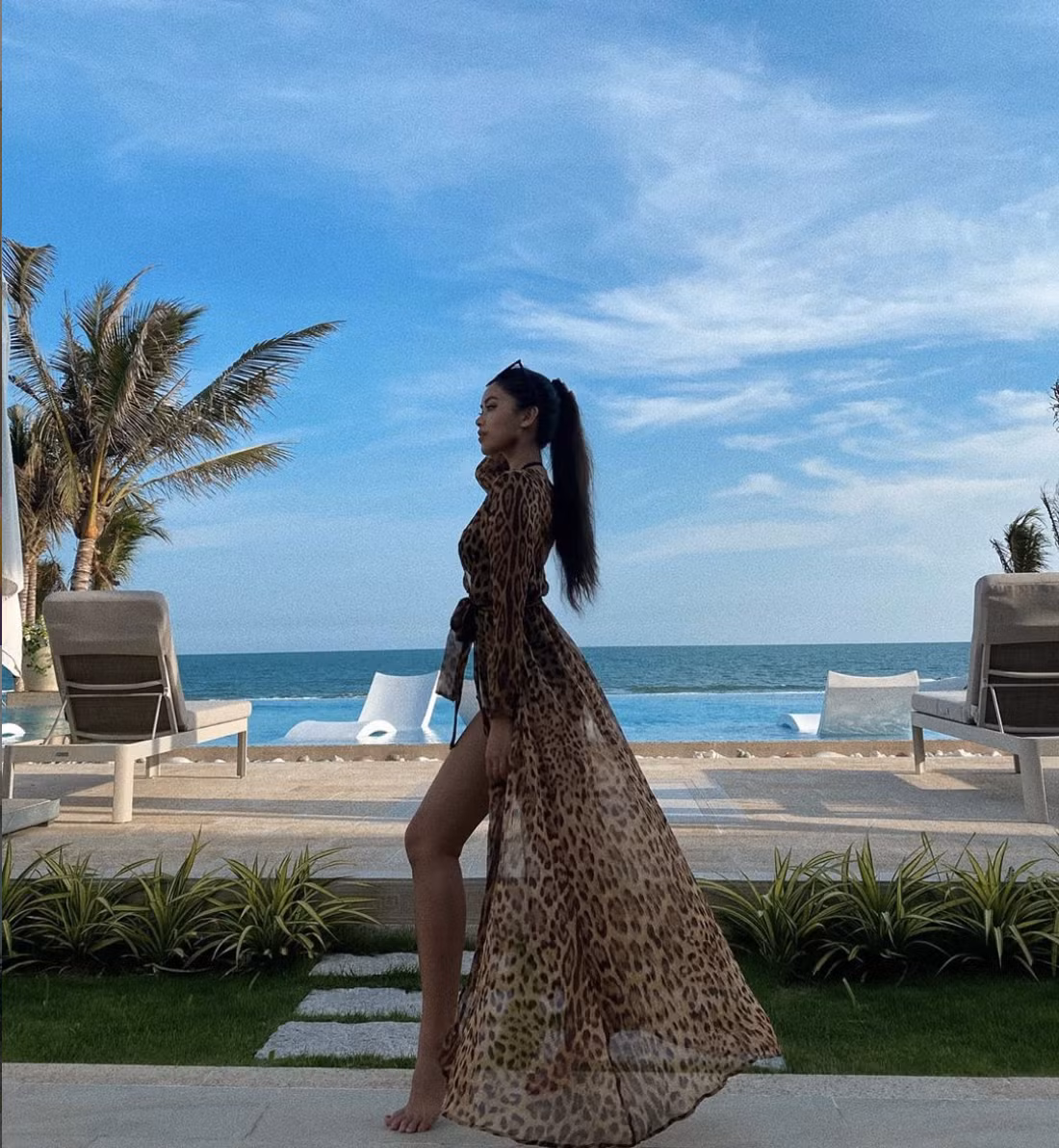 Cụ thể, trên dòng story của mình, Tiên Nguyễn có viết: "I actually turned 25 but grandma thought I’m forever a baby to them" (Tạm dịch: Tôi thực sự đã bước sang tuổi 25 nhưng bà luôn nghĩ rằng tôi mãi mãi là một em bé).