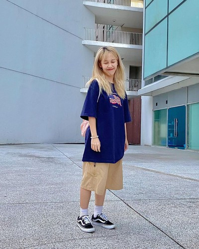 Trong hình ảnh xác nhận, Hậu Hoàng xinh đẹp, nền nã khác hẳn với hình tượng thường thấy. Cô nàng còn lầy lội tự "bóc phốt" chính mình với khoảnh khắc "nhây" khác.