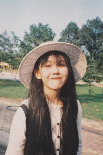 Màn "lột xác" này của Hậu Hoàng khiến nhiều người phải dụi mắt mấy lần mới dám tin đây là thần tượng của mình bấy lâu nay.