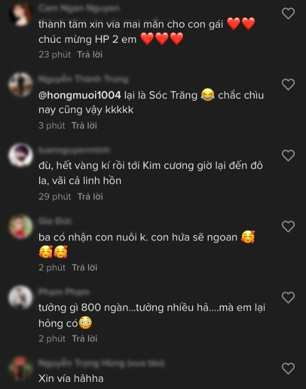 Khoảnh khắc gia đình chú rể trao tặng phần quà khiến ai cũng phải trầm trồ. Đây chắc hẳn là điều mà bất kì cô gái nào cũng phải ao ước.