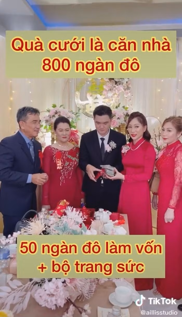  Cô dâu Sóc Trăng khiến hội chị em phải trầm trồ khi nhận được món quà cưới vô cùng giá trị từ gia đình nhà chồng. Tại buổi lễ, nhà trai công bố giá trị quà cưới cực khủng khiến ai cũng phải trầm trồ.