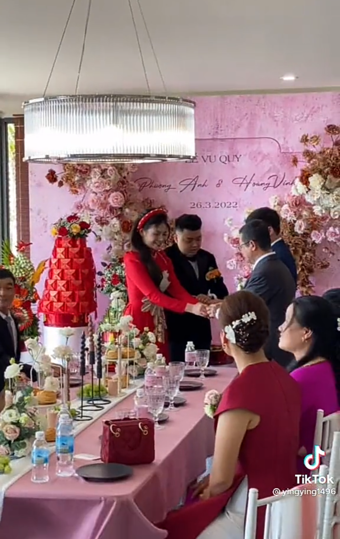 Trước đó, một cô dâu xứ Bắc Ninh trong ngày thành hôn cũng đã được mẹ chồng tặng của hồi môn nhiều đến mức khiến người xem phải choáng váng.