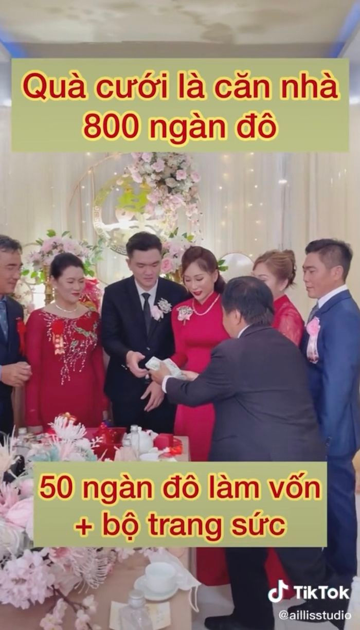 Hai vợ chồng không giấu được sự vui mừng khi nhận món quà cưới giá trị từ gia đình.