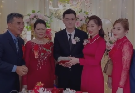 Đoạn video được kênh TikTok Phóng Sự Miền Tây đăng tải cũng nhận được rất nhiều phản hồi từ phía cộng đồng mạng. Hầu hết các bình luận đều bày tỏ sự hâm mộ và các chị em thì thi nhau vào “xin vía”.