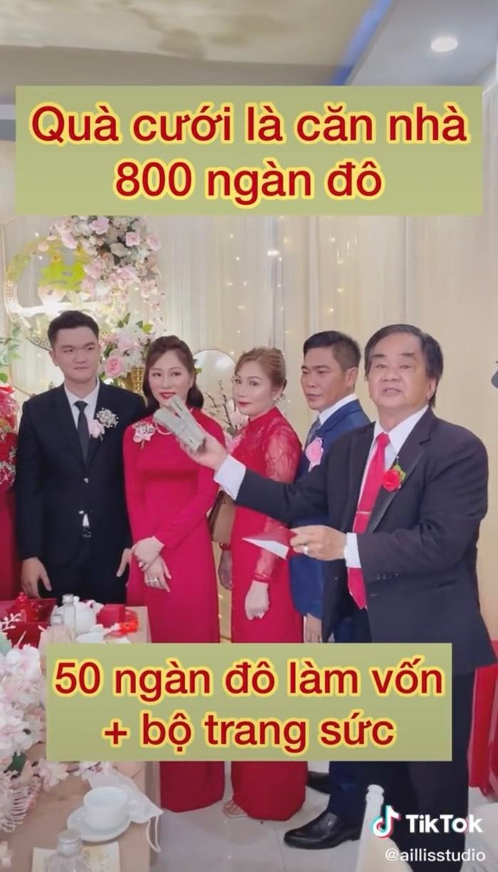 Cụ thể, gia đình nhà trai dành tặng của hồi môn 50 ngàn đô la (hơn 1 tỷ đồng) cho đôi vợ chồng son, kèm theo một bộ trang sức giá trị 20 tỷ. Đặc biệt hơn cả là phần quà cưới "khủng" trên đất Mỹ - một căn nhà trị giá 800 ngàn đô (hơn 18 tỷ đồng).