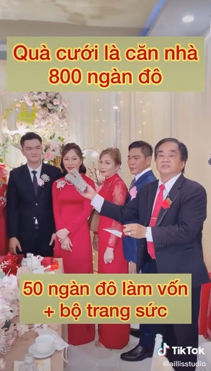 Cụ thể, gia đình nhà trai dành tặng của hồi môn 50 ngàn đô la (hơn 1 tỷ đồng) cho đôi vợ chồng son, kèm theo một bộ trang sức giá trị 20 tỷ. Đặc biệt hơn cả là phần quà cưới "khủng" trên đất Mỹ - một căn nhà trị giá 800 ngàn đô (hơn 18 tỷ đồng).