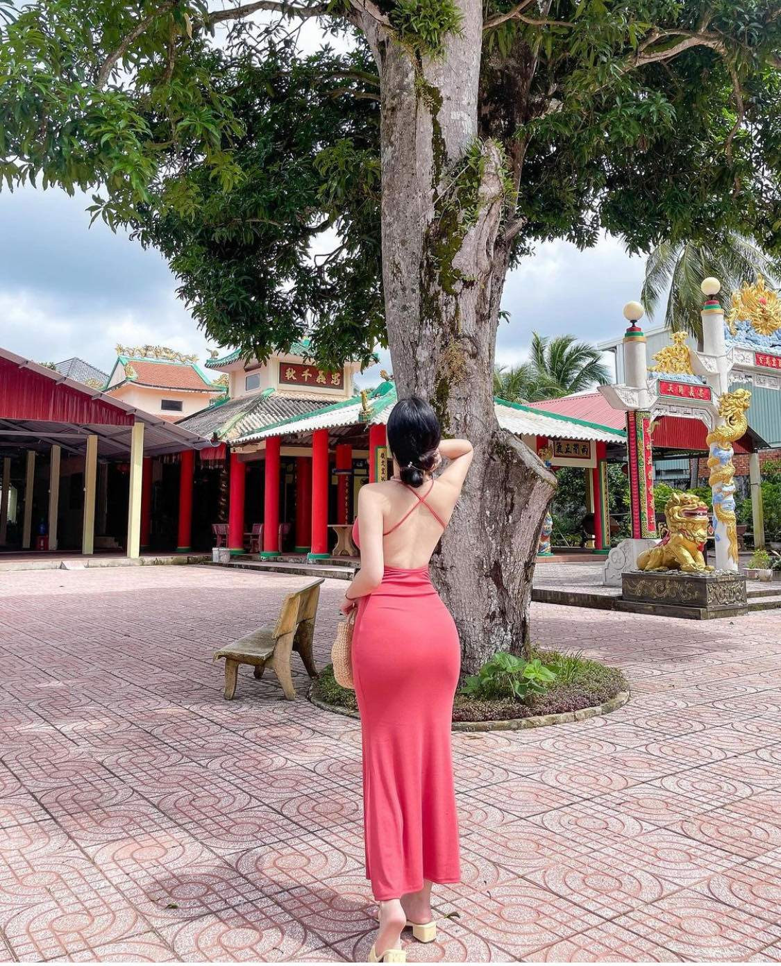 Tuy nhiên, trong một số khoảnh khắc được cô chia sẻ trên MXH khi đến thăm một ngôi chùa, người mẫu Hàn Quốc lại gây tranh cãi bởi lựa chọn thiết kế váy áo tôn đường cong, hở lưng.