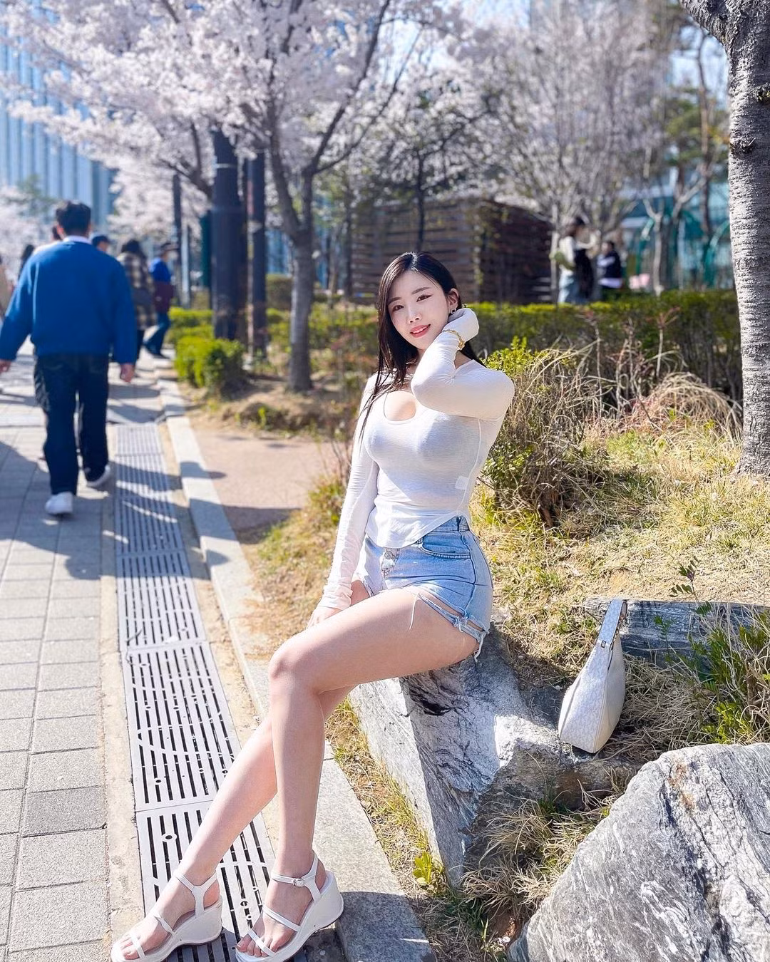 Yebin từng được gọi là "Người đẹp công sở" nhờ loạt hình ảnh diện sơ mi và váy chữ A, chụp bộ hình nữ nhân viên công sở viral trên mạng xã hội.