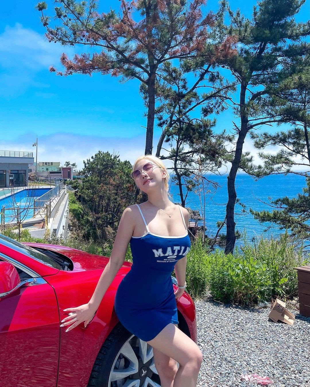 Người đẹp Hàn Quốc gây chú ý khi diện đầm ôm body, khoét lưng khoe trọn vóc dáng nuột nà, nóng bỏng.