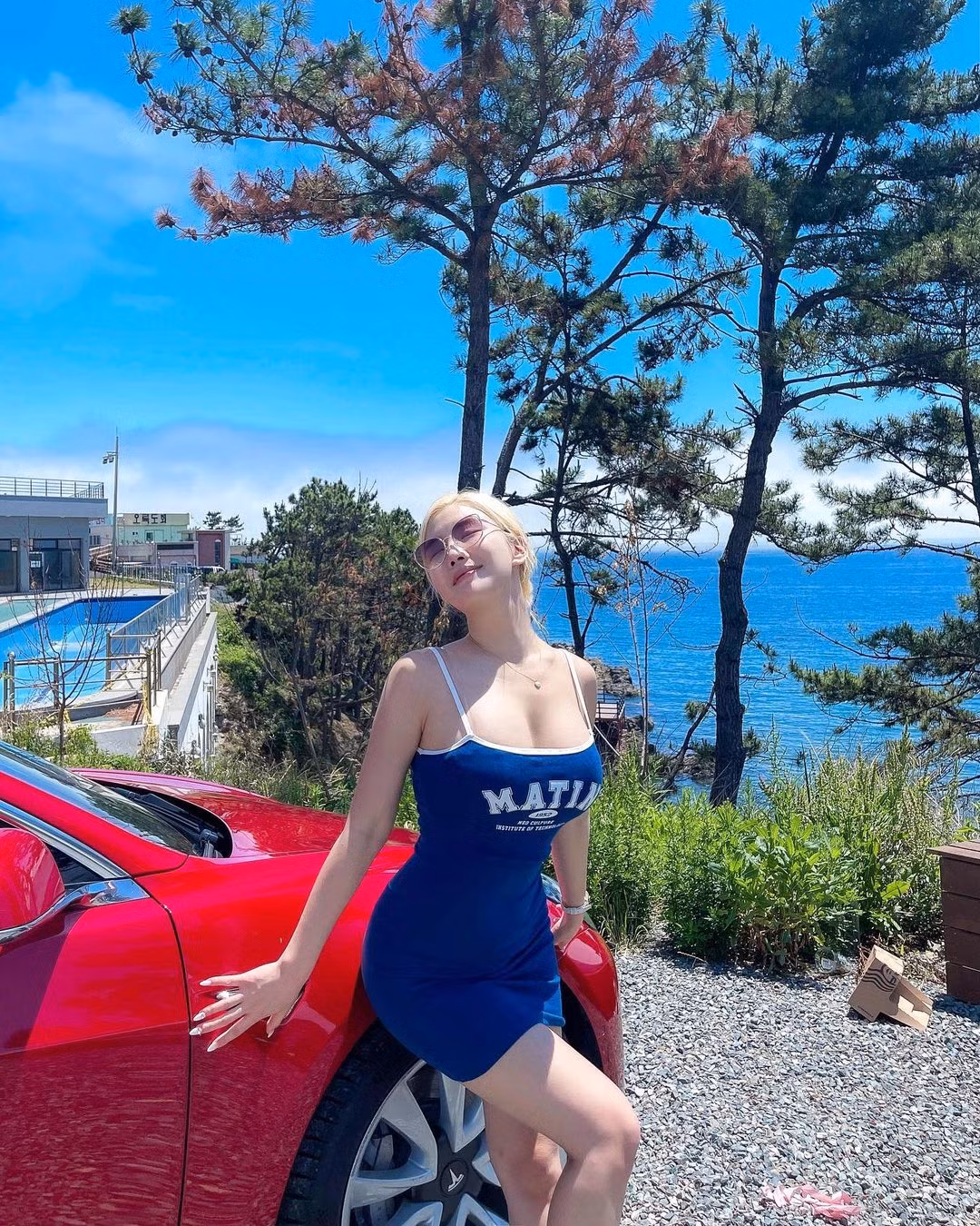 Người đẹp Hàn Quốc gây chú ý khi diện đầm ôm body, khoét lưng khoe trọn vóc dáng nuột nà, nóng bỏng.