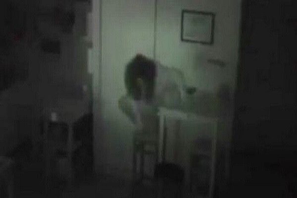 Thuc an trong bep bien mat bi an, xem camera chu nha toat mo hoi