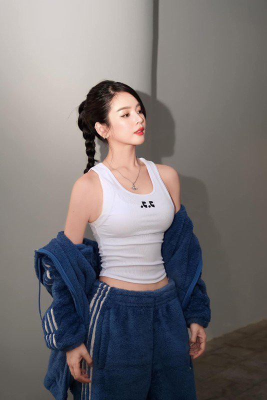 Nữ DJ đến từ Đà Nẵng sở hữu tài năng chơi nhạc vượt trội cùng ngoại hình xinh đẹp, phong cách cá tính, quyến rũ.