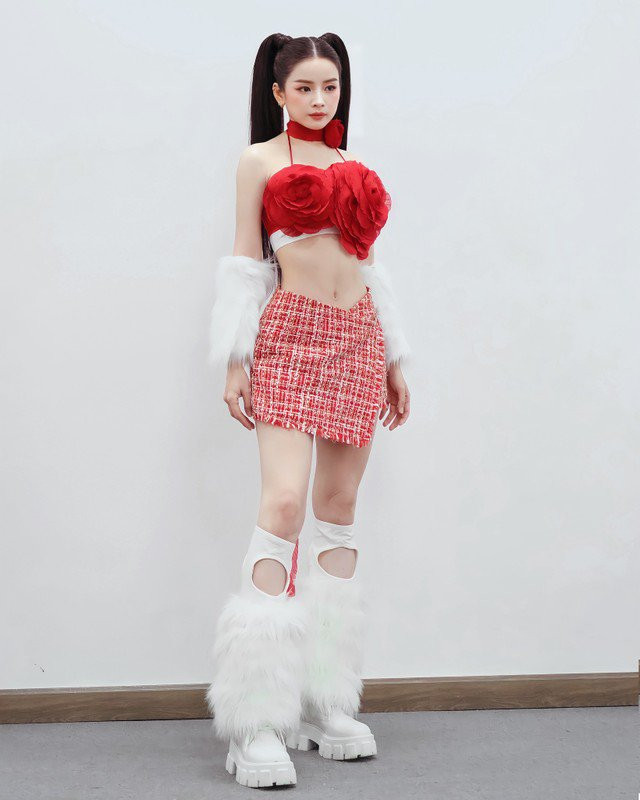 Dù diện chiếc áo bé xíu cách điệu và ngắn cũn cỡn, thế nhưng DJ Mie vẫn ghi điểm tinh tế nhờ vào việc cô nàng đã khéo mặc bên trong một chiếc áo ống cơ bản.