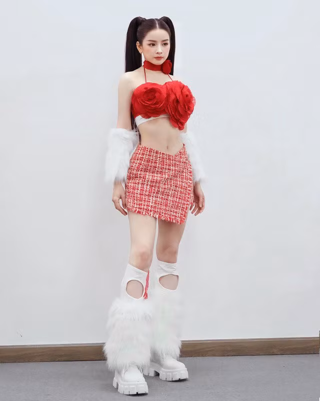 Dù diện chiếc áo bé xíu cách điệu và ngắn cũn cỡn, thế nhưng DJ Mie vẫn ghi điểm tinh tế nhờ vào việc cô nàng đã khéo mặc bên trong một chiếc áo ống cơ bản.