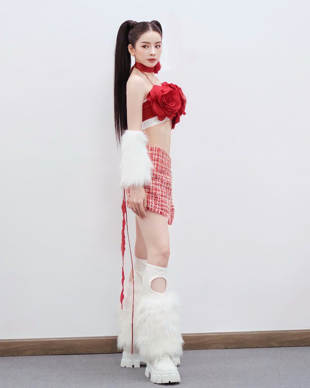 Có thể nói đây là lần hiếm hoi người đẹp diện trang phục hở bạo để chơi nhạc.