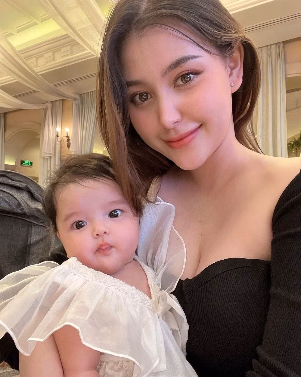 Nhiều người nhận định, sau khi sinh con, nhan sắc của bạn thân Xoài Non lên hương thấy rõ. Cô trông trẻ trung, xinh đẹp và có phần mặn mà hơn.