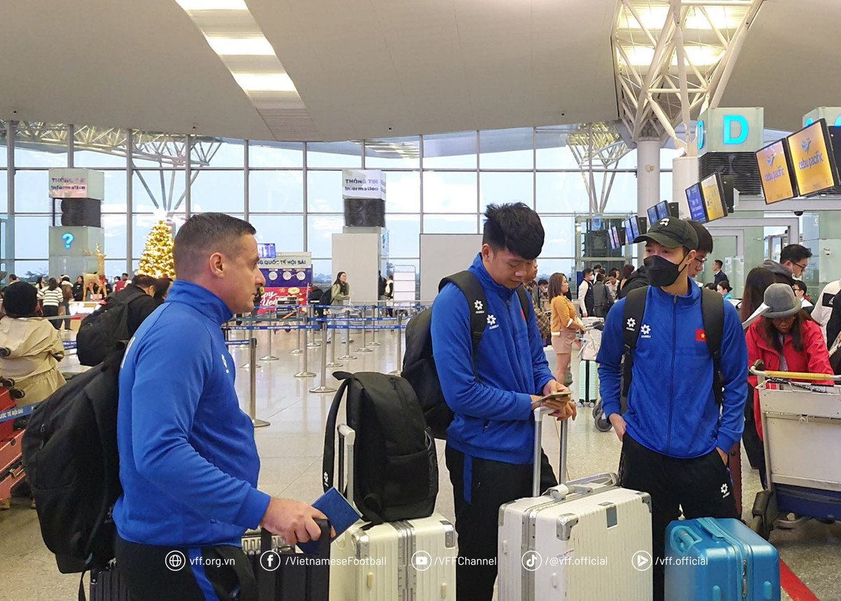 Các bác sĩ ĐT Việt Nam cũng tranh thủ kiểm tra lại tình trạng của các cầu thủ thi đấu trận với Indonesia có hiện tượng đau nhẹ như Hai Long, Bùi Tiến Dũng... Tuy nhiên, HLV Kim Sang-sik không quá lo ngại khi trong tay ông còn nhiều cái tên sẵn sàng thi đấu như Tuấn Hải, Duy Mạnh, Tiến Anh hay Bùi Hoàng Việt Anh.