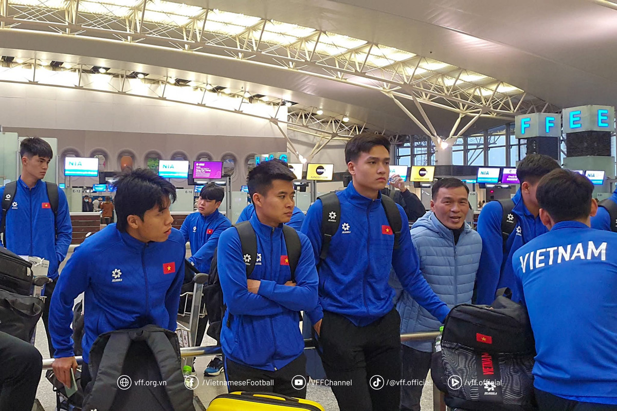 Các cầu thủ Việt Nam trong bộ dạng còn ngái ngủ đứng xếp hàng làm thủ tục trước khi lên máy bay. Chuyến bay đưa đội tuyển Việt Nam tới Philippines có lộ trình gần 3 tiếng và lúc này, toàn đội có thể tranh thủ chợp mắt trước khi hạ cánh.