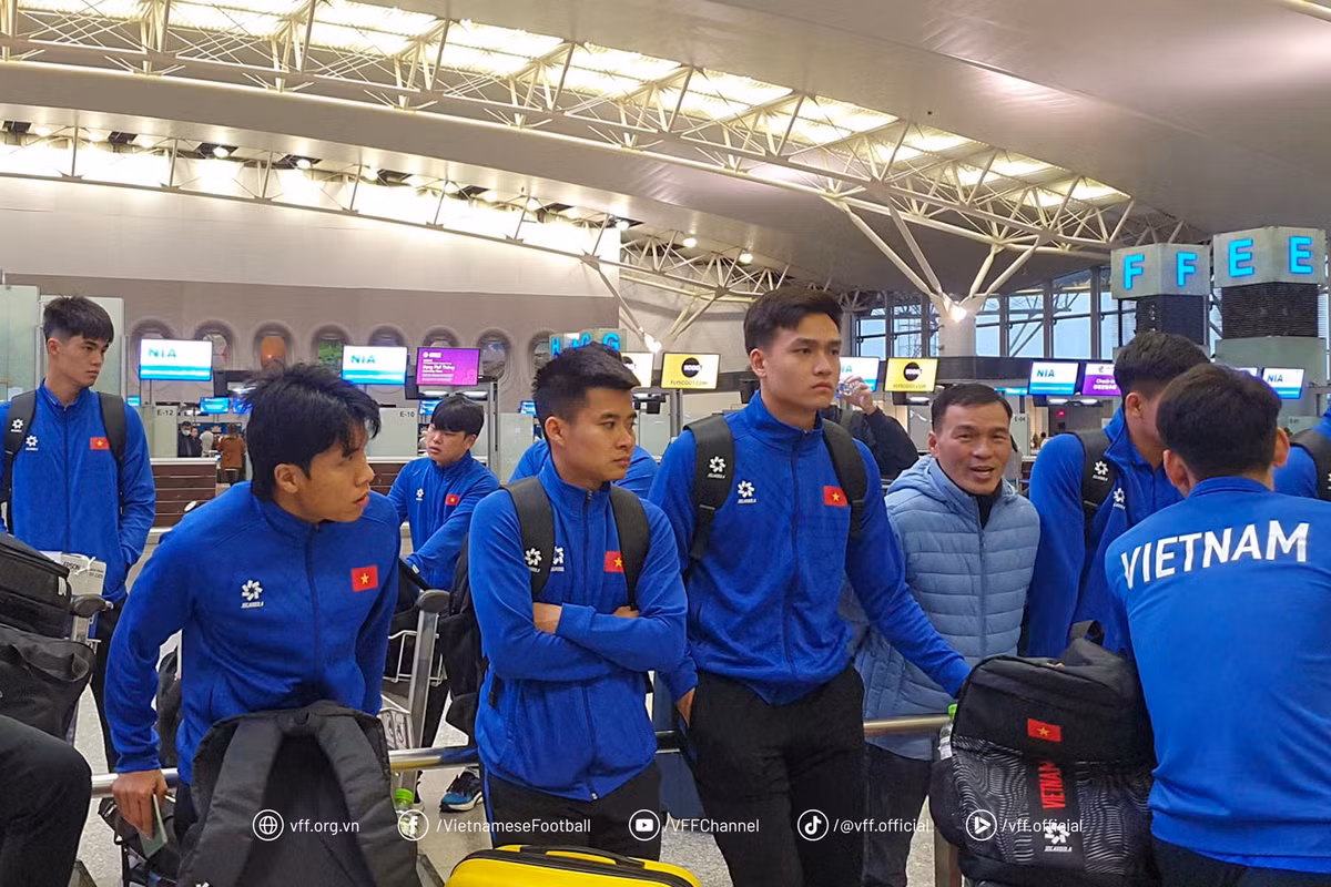 Các cầu thủ Việt Nam trong bộ dạng còn ngái ngủ đứng xếp hàng làm thủ tục trước khi lên máy bay. Chuyến bay đưa đội tuyển Việt Nam tới Philippines có lộ trình gần 3 tiếng và lúc này, toàn đội có thể tranh thủ chợp mắt trước khi hạ cánh.
