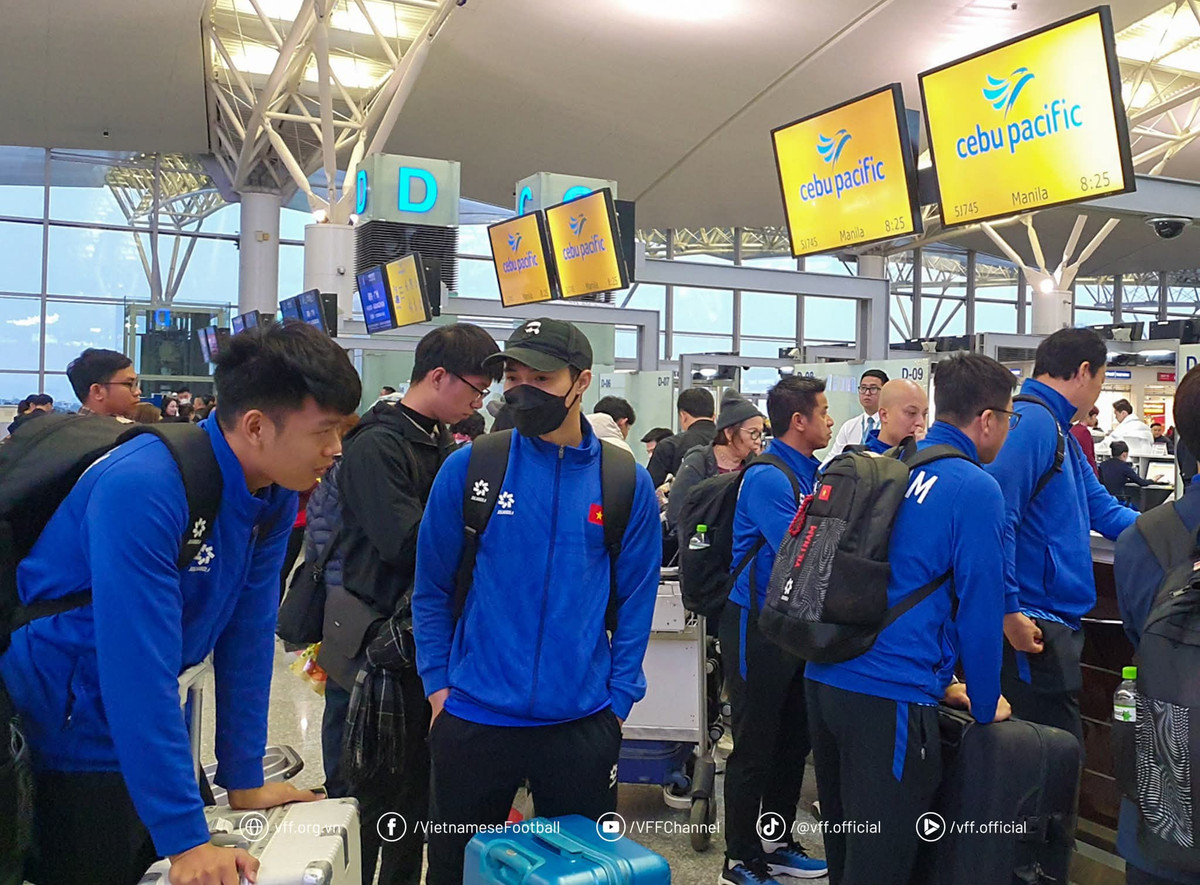 Toàn bộ các thành viên ĐT Việt Nam xếp hàng làm thủ tục trước giờ lên máy bay sang Manila.