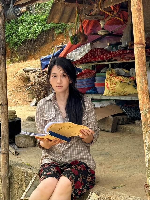 Trước đó Lê Bống khiến fan quen với hình ảnh xinh đẹp, dịu dàng, chỉn chu. Còn trong phim, cô Tâm có làn da ngăm đen, bộ trang phục đơn giản, gương mặt không chút son phấn khiến nhiều người mới xem phim không thể nhận ra.