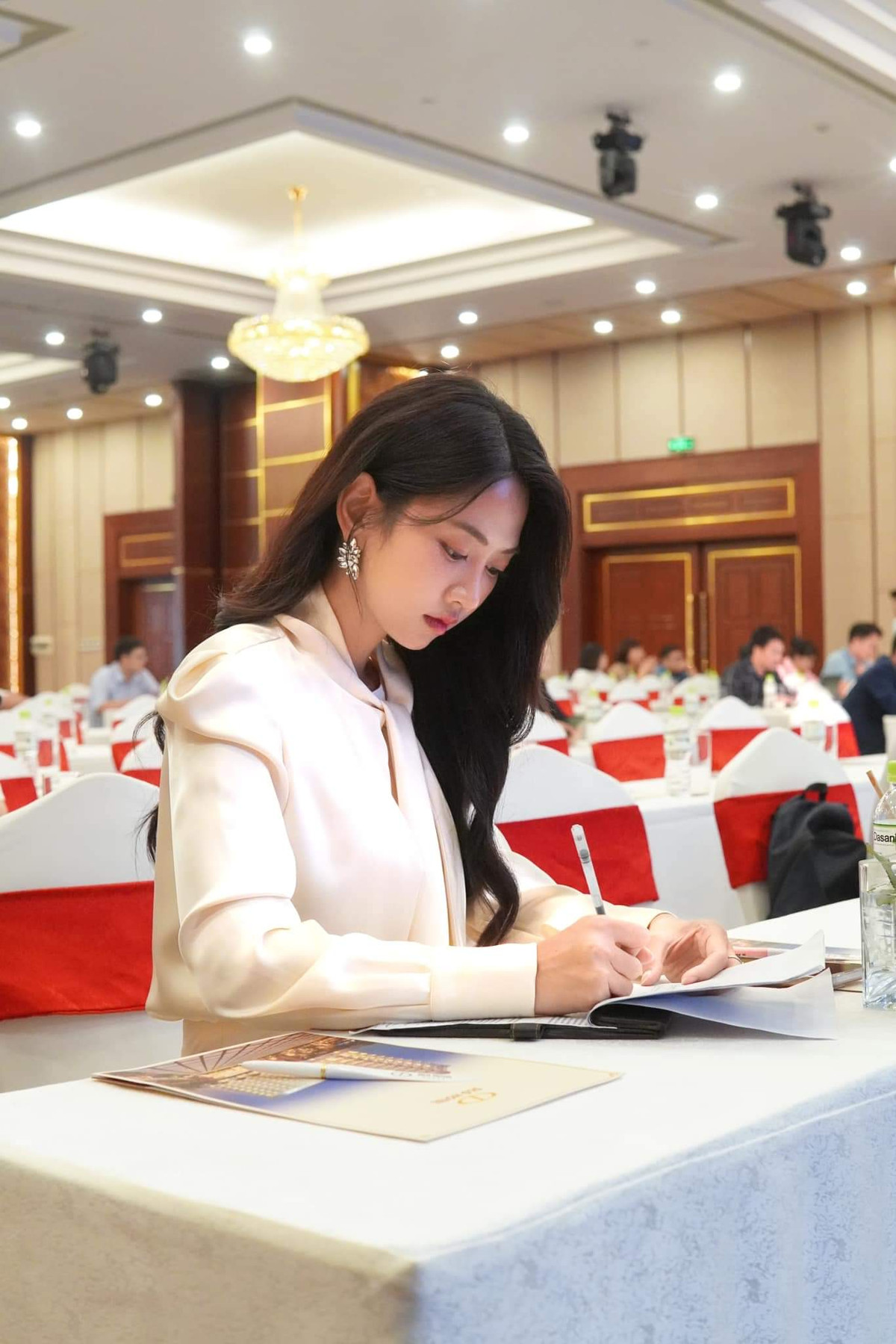 Rũ bỏ hết quá khứ với hình ảnh không mấy thuận mắt, giờ Lê Bống đã khác. Một sự chỉnh tề được nàng hot girl thể hiện trước mắt công chúng.