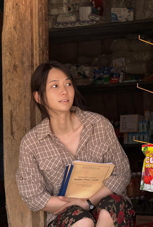 Trên trang cá nhân, diện mạo Lê Bống ở hậu trường khiến dân mạng không nhận ra.