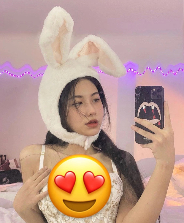 Kim Anh tỏ ra rất bất ngờ và lên tiếng phủ nhận: "Mình làm gì có clip hay ảnh sex nào đâu mà lan truyền".