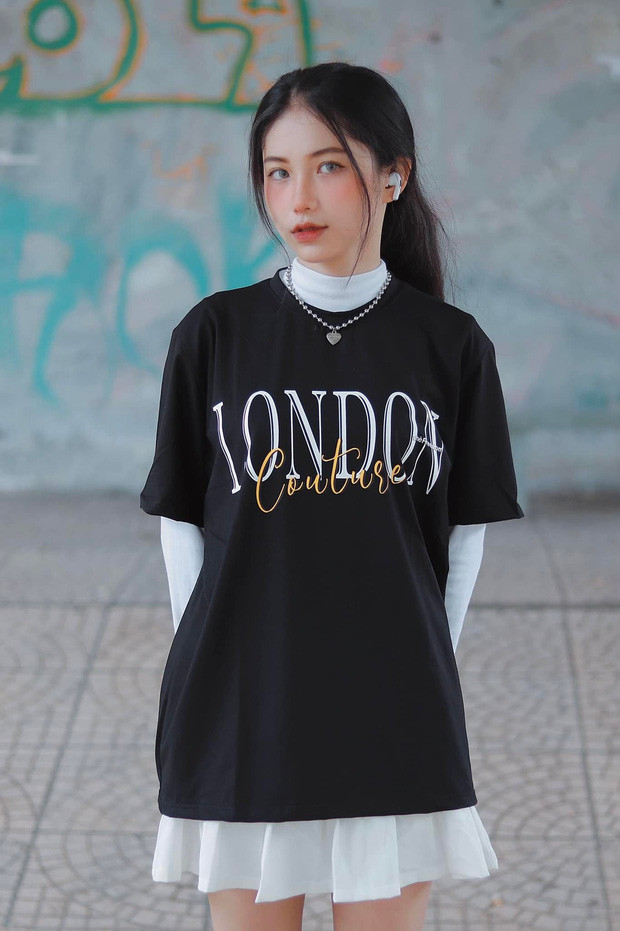 Kim Anh nói về việc một số bức ảnh không còn nhìn thấy trên trang cá nhân, bị cho là ẩn đi sau khi gặp "phốt' rằng: "MXH mà, họ lấy hình mình rồi gán tên mình vào để vu khống đầy ra, mình không quan tâm. Sẽ có những ảnh người khác lấy mọi người không thấy trên Instagram là do ảnh cũ, xấu quá nên mình ẩn đi".