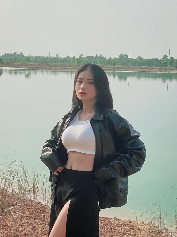 Hot girl TikTok trên cũng cho biết thêm trước giờ bản thân theo đuổi phong cách quyến rũ nên đã chụp và đăng tải lên mạng xã hội kha khá những tấm hình gợi cảm. Tuy nhiên, Kim Anh khẳng định những tấm ảnh đó chỉ dừng lại ở mức gợi cảm chứ chưa đi tới phản cảm.