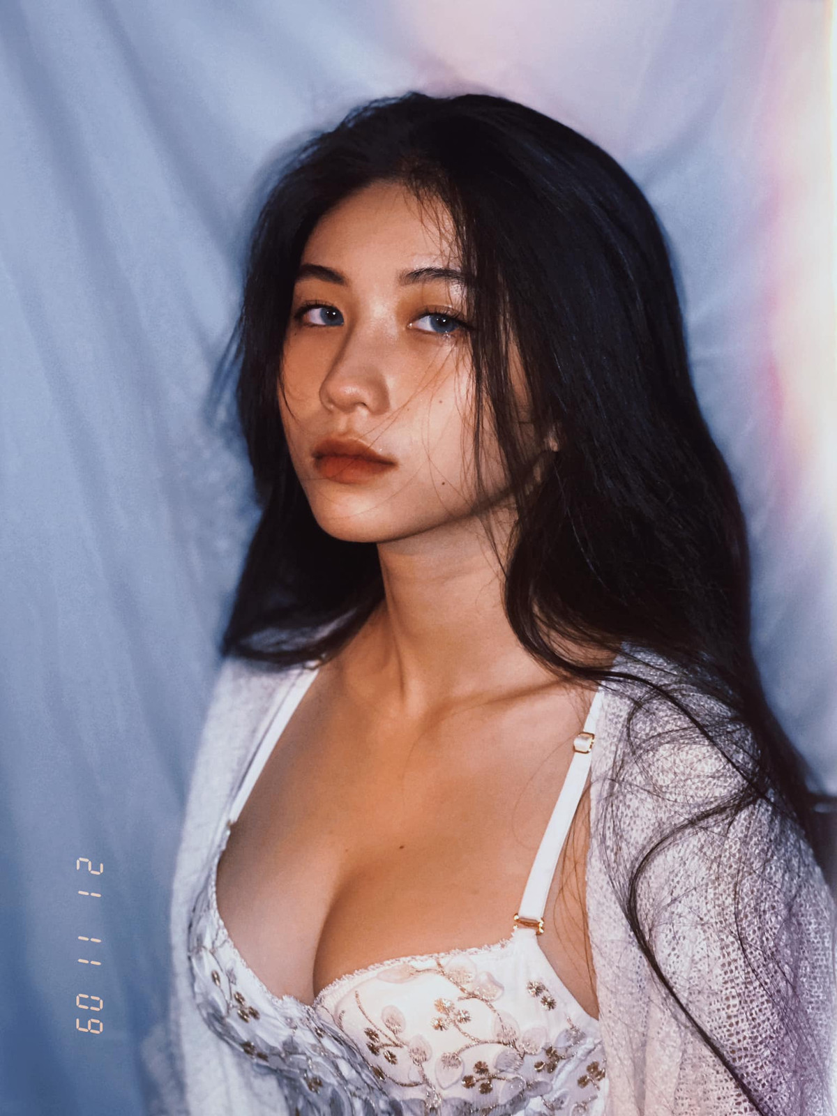 Ngoài nhan sắc, Kim Anh còn gây ấn tượng với gu ăn mặc nóng bỏng, có tấm hở bạo.