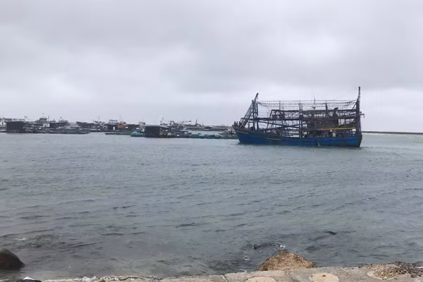 Tau keo sa lan gap nan khi tranh bao, ung cuu 13 thuyen vien