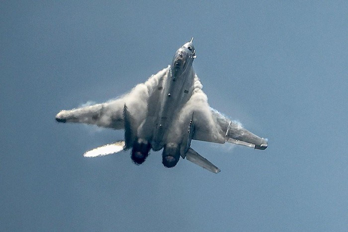 "Vũ khí laser sẽ bổ sung cho các tính năng công nghệ cao hiện có của MiG-35, chẳng hạn như trí tuệ nhân tạo, động cơ vector lực đẩy 3 chiều và tên lửa siêu thanh tầm cực xa", Military Watch nhấn mạnh thêm.