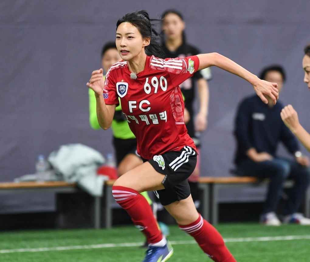 Không chỉ thu hút sự chú ý của những người đam mê điền kinh, Kim Min Ji còn "đánh cắp" bao ánh nhìn của dân mạng Hàn Quốc bởi ngoại hình xinh đẹp như thần tượng.