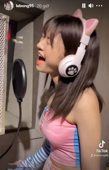 Sau màn múa đó, hot girl TikTok Lê Bốngtiếp tục khiến nhiều người hoài nghi khi xuất hiện ở phòng thu âm.