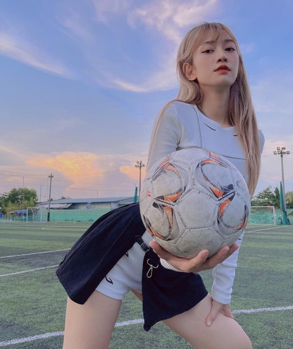 Đến nỗi mà người sản xuất âm nhạc nghe giọng thật xong chắc cũng phải cố gắng lắm mới lấy hết can đảm để chỉnh sửa được bài hát hoàn chỉnh sao cho dễ nghe nhất.