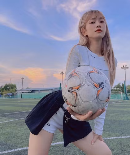 Đến nỗi mà người sản xuất âm nhạc nghe giọng thật xong chắc cũng phải cố gắng lắm mới lấy hết can đảm để chỉnh sửa được bài hát hoàn chỉnh sao cho dễ nghe nhất.