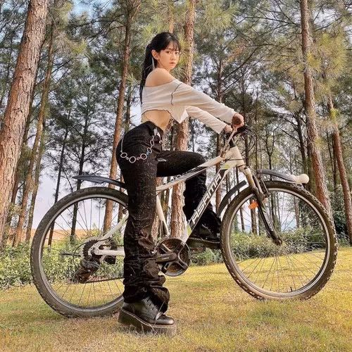 Khi nghe ở phòng thu âm đã qua chỉnh sửa và phòng mà Lê Bống hát là 2 giọng hoàn toàn khác nhau.