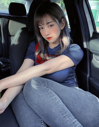 Cụ thể trên story của mình, Lê Bống đang ở phòng thu để hát ca khúc "Faded" nổi tiếng.