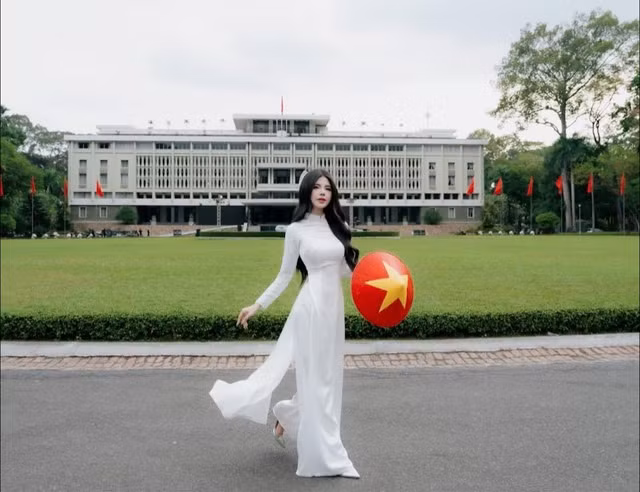 Khác hẳn với hình ảnh trẻ trung, quyến rũ thường thấy, lần xuất hiện này của Mai Dora mang đậm chất truyền thống, kín đáo nhưng không kém phần nổi bật.